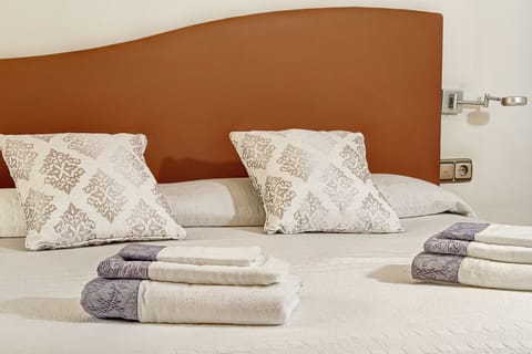 Apartment, 2 Bedrooms | Egyptian cotton sheets, premium bedding, down comforters, in-room safe