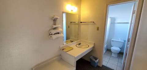 Combined shower/tub, towels