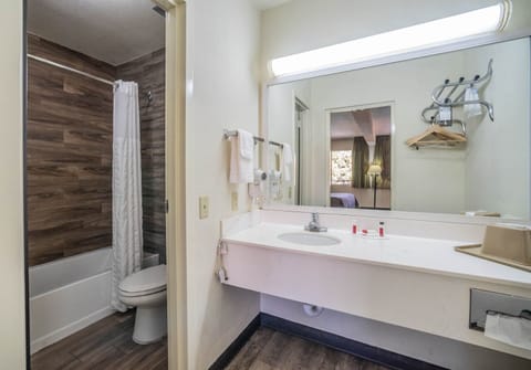 Combined shower/tub, free toiletries, hair dryer, towels