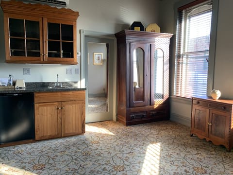 King Suite, 1 King Bed (Historic) | Private kitchenette | Mini-fridge, microwave