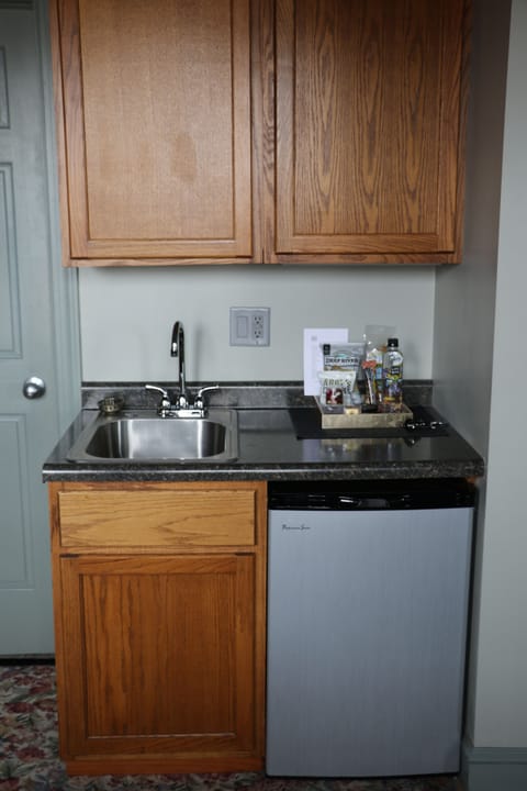 Executive Double Queen, 2 Queen Beds (Historic) | Private kitchenette | Mini-fridge, microwave