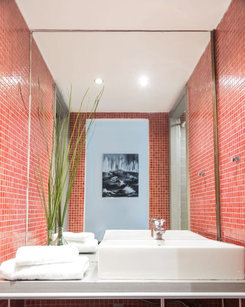 Deluxe Studio | Bathroom | Shower, free toiletries, hair dryer, towels