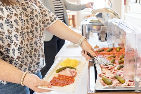 Daily continental breakfast (EUR 12 per person)