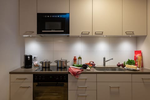 Full-size fridge, microwave, stovetop, dishwasher