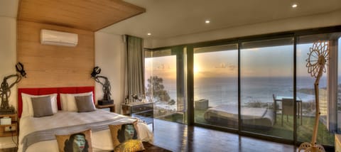 Sea Star Rocks Suite | Premium bedding, free minibar, in-room safe, desk