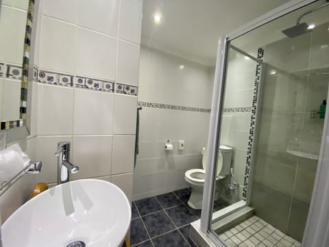 Standard Double Room, Ensuite, Garden Area | Bathroom | Shower, rainfall showerhead, free toiletries, hair dryer