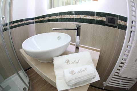 Smart Room | Bathroom | Shower, rainfall showerhead, free toiletries, hair dryer