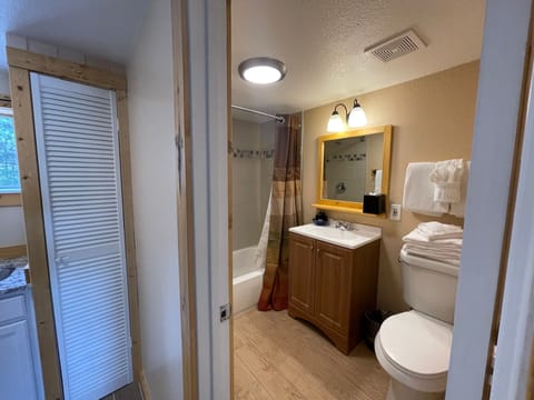 Two Room Cabin (Non-Pet Friendly) | Bathroom | Combined shower/tub, free toiletries, hair dryer, towels