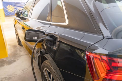 Electric vehicle charging station