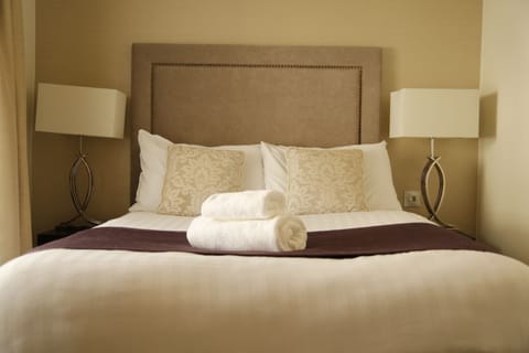 Superior Double Room | Desk, bed sheets