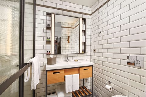 King Room | Bathroom | Shower, eco-friendly toiletries, hair dryer, towels