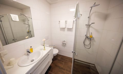 Double Room, 1 Bedroom | Bathroom | Hair dryer, towels, soap, shampoo