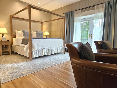 Deluxe Room, 1 King Bed | Premium bedding, individually decorated, individually furnished, desk