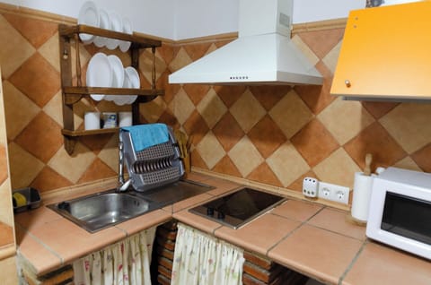 Standard Studio, Kitchenette (Single use) | Private kitchen | Fridge, microwave