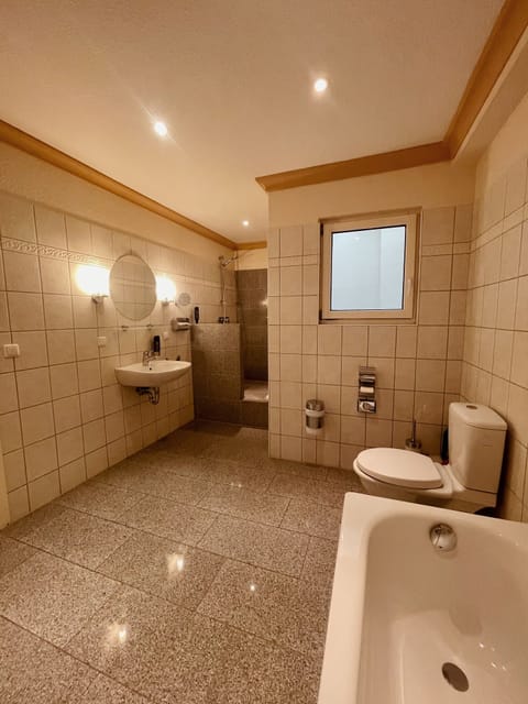 Apartment Josephine, 3 Bedrooms, Final Cleaning Fee 50€ ( Dr-Julius-Leber-Straße 15)  | Bathroom | Shower, hair dryer, towels, soap