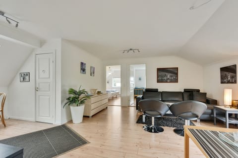 Apartment, 3 Bedrooms | 3 bedrooms, individually decorated, individually furnished