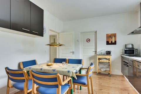 Apartment, 3 Bedrooms | In-room dining