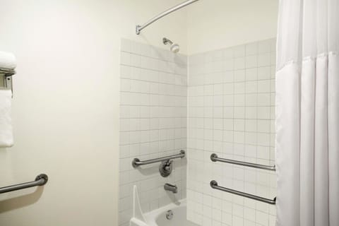 Standard Room, 1 Queen Bed, Accessible | Bathroom | Combined shower/tub, free toiletries, hair dryer, towels