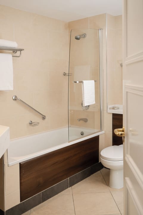 Combined shower/tub, free toiletries, hair dryer, towels