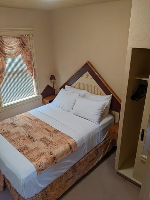 Deluxe Suite, 2 Bedrooms, River View | 2 bedrooms, premium bedding, pillowtop beds, desk