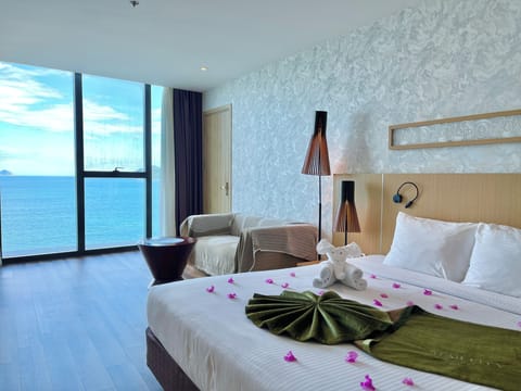 Premier King Ocean View Room | Minibar, in-room safe, blackout drapes, soundproofing