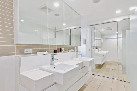 Apartment, 1 Bedroom, Ocean View | Bathroom | Combined shower/tub, hydromassage showerhead, free toiletries