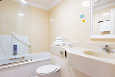 Double Room | Bathroom | Free toiletries, hair dryer, towels