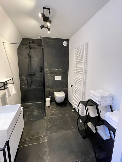 Deluxe Apartment | Bathroom