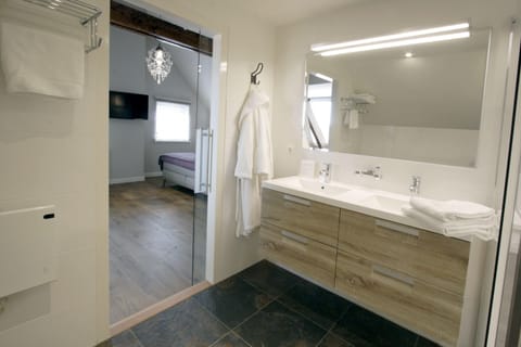 Deluxe Loft, City View | Bathroom | Free toiletries, hair dryer, towels