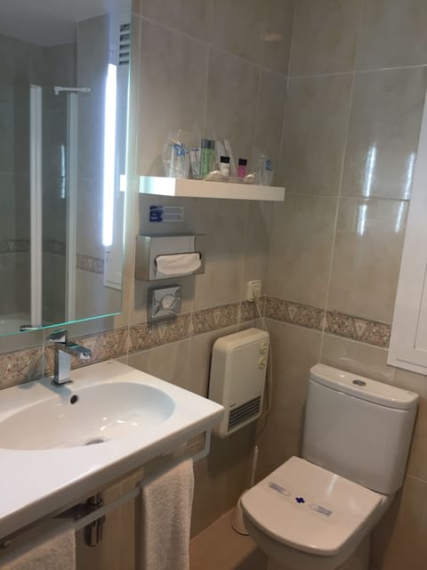 Family Room (2 Adults + 2 Children) | Bathroom | Shower, hair dryer, bidet, towels