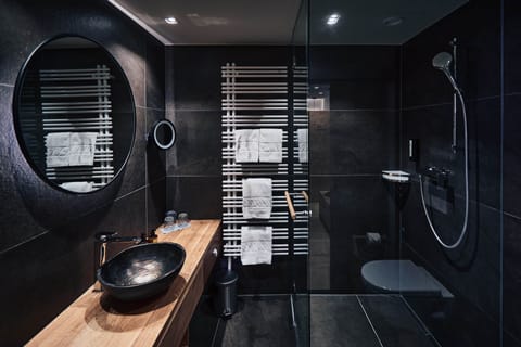 Superior Double Room, 1 King Bed (Gerls Superior 2) | Bathroom | Shower, free toiletries, hair dryer, bathrobes