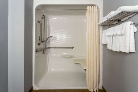 Combined shower/tub, free toiletries, hair dryer, towels