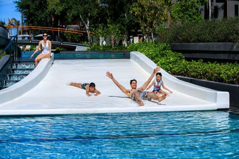 5 outdoor pools, open 9:00 AM to 7:00 PM, pool umbrellas, sun loungers