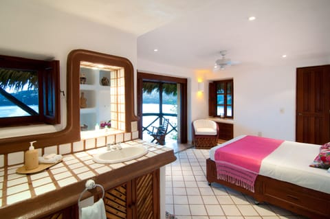 Romantic Room, 1 Queen Bed, Ocean View, Oceanfront | Bathroom | Shower, free toiletries, hair dryer, towels
