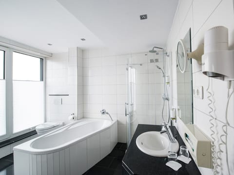 Standard Double Room | Bathroom | Shower, free toiletries, hair dryer, towels