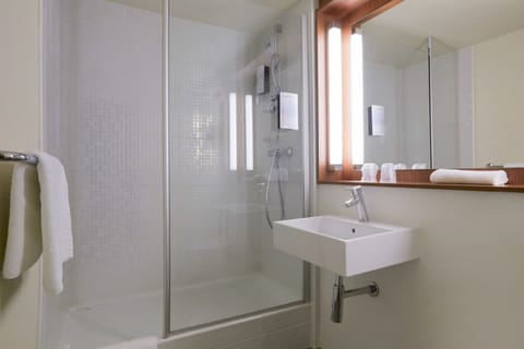 Combined shower/tub, eco-friendly toiletries, hair dryer, towels