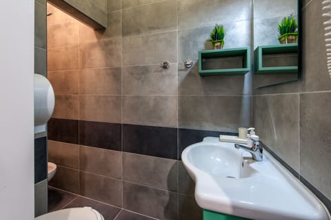 Basic Triple Room, 1 Bedroom | Bathroom | Shower, hair dryer, slippers, bidet