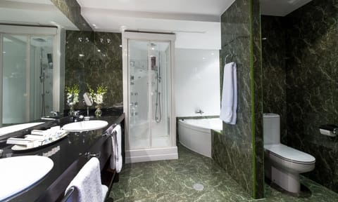 Junior Suite | Bathroom | Eco-friendly toiletries, hair dryer, bidet, towels