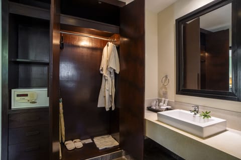 Superior Room, Garden View | Bathroom | Free toiletries, hair dryer, bathrobes, slippers