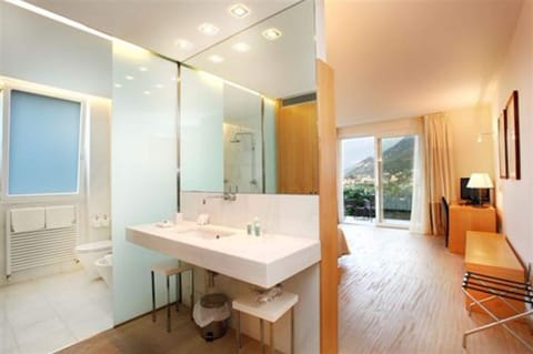 Junior Suite, Balcony, Lake View | Bathroom | Designer toiletries, hair dryer, towels