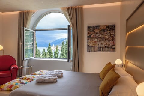 Suite Superior with Balcony and Lake View | Frette Italian sheets, minibar, in-room safe, desk