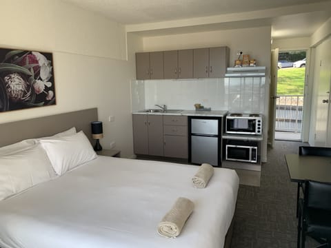 Premium Studio | Minibar, in-room safe, individually decorated, individually furnished