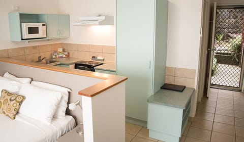 Studio Apartment | Private kitchen | Fridge, microwave, coffee/tea maker, electric kettle