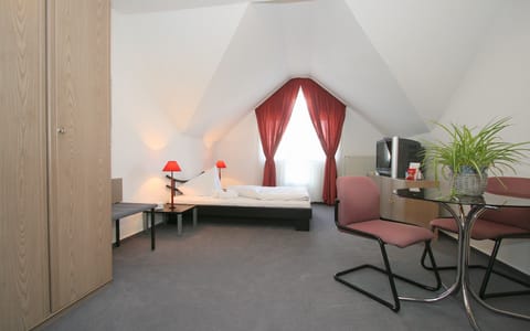 Basic Triple Room, 1 Bedroom, Non Smoking | Minibar, individually decorated, individually furnished, desk