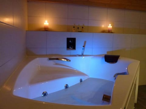 Room, Balcony (Wellness) | Deep soaking bathtub