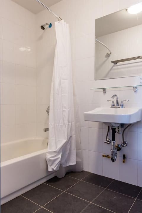 Quad room-Standard-Ensuite | Bathroom | Shower, free toiletries, hair dryer, towels