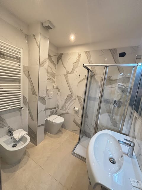 Double Room Single Use, Sea View | Bathroom | Shower, free toiletries, hair dryer, bidet