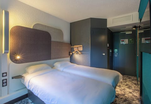 Twin Room, Non Smoking | Bathroom | Shower, free toiletries, hair dryer, towels