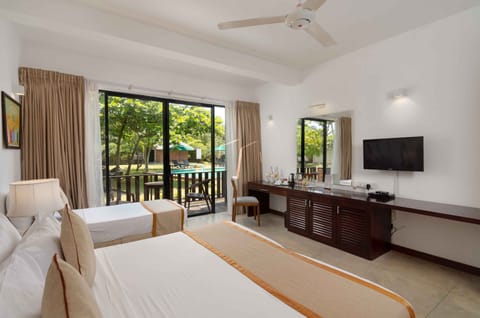 Deluxe Double Room, Garden View | Minibar, in-room safe, desk, soundproofing