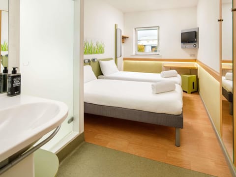 Standard Room, 2 Twin Beds | Desk, free WiFi, bed sheets